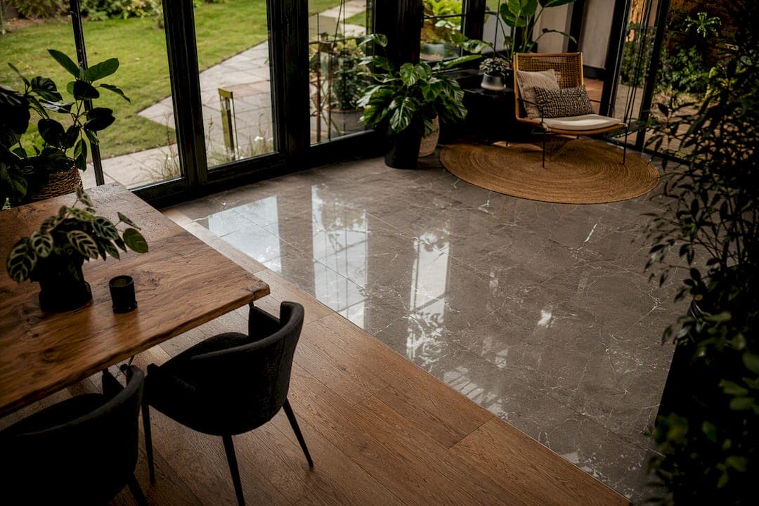 Tuinkamer vloer kiezen: duurzaam, comfortabel en stijlvol