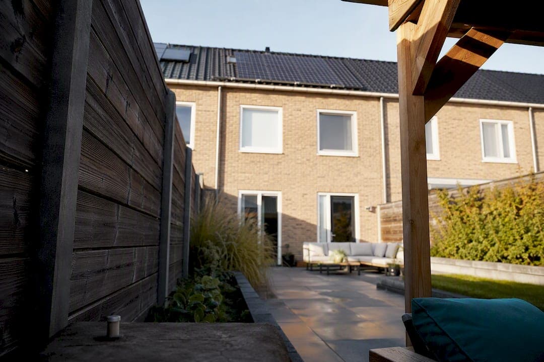 Veranda bij een tussenwoning: wat mag écht op je perceel?