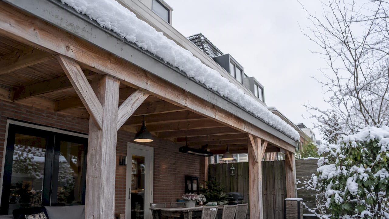 Sneeuwbelasting veranda dak: wanneer is het echt gevaarlijk?