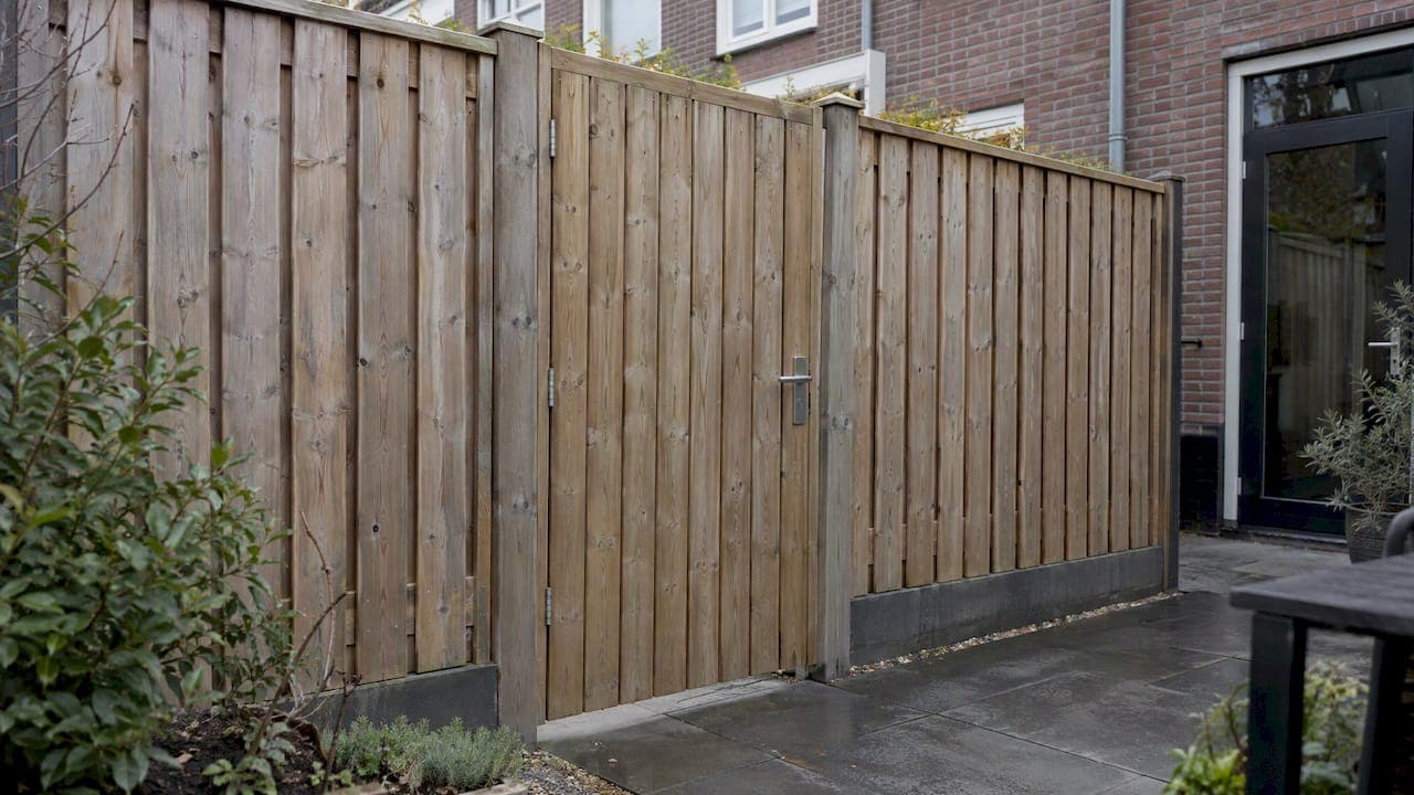 Schutting met poort kiezen: materiaal, maten en montage
